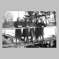 108-0009 Am Udergraben in Uderhoehe 1944. Von links Irmgard Liedtke, Anneliese Bauer, Margarete Weissemmel, Edith Liedtke und Frieda Kohn..jpg